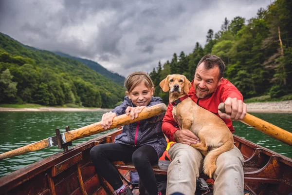 Apa és lánya evezős csónak — Stock Fotó