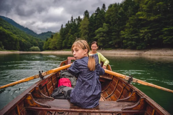 Мати і дочка веслують на човні — стокове фото