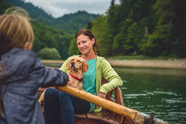 Mother and daughter rowing boat — Stock Photo, Image