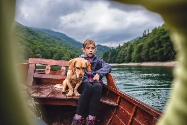 Anne ve kızı tekne kürek — Stok fotoğraf