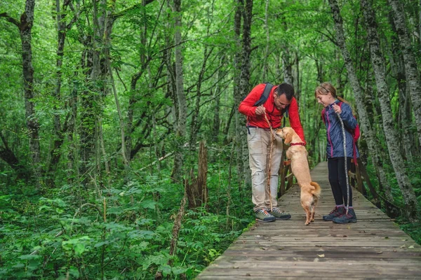 Baba ve kızı ile köpek
