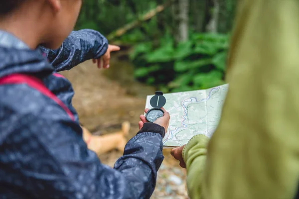 Daughter and mother using compass — Stock Photo, Image