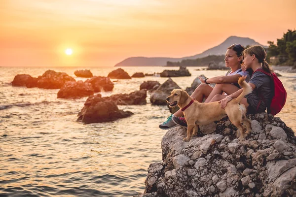 Madre e hija con perro senderismo — Foto de Stock