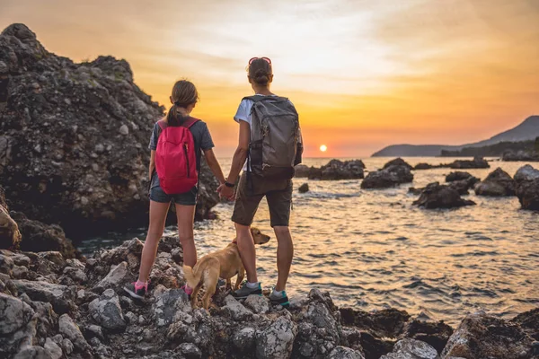 Anne ve kızı ile köpek hiking — Stok fotoğraf