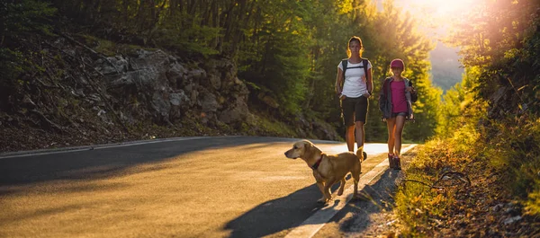 Anne ve kızı hiking — Stok fotoğraf