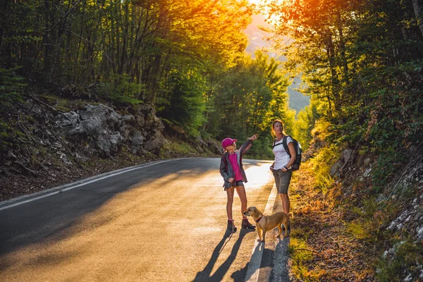 Anne ve kızı hiking — Stok fotoğraf