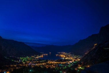 Gece karanlığında sırasında Kotor Körfezi