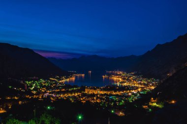 Gece karanlığında sırasında Kotor Körfezi
