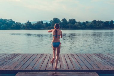 Kız su içine atlama dock