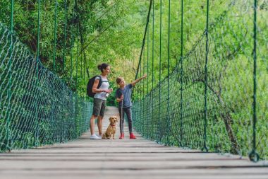 Anne ve Kız Yürüyor