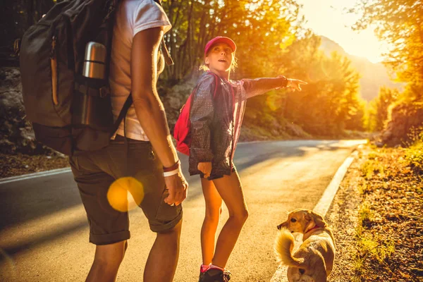 Anne ve kızı hiking — Stok fotoğraf