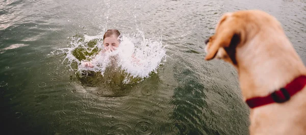 Yüzme Iskelede Nehir Köpek Ayakta Kız — Stok fotoğraf