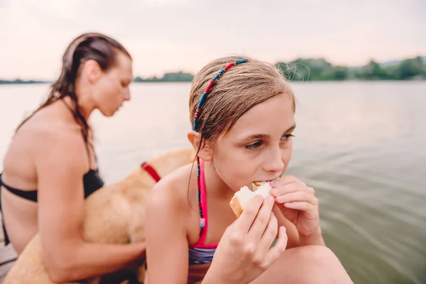 Little Girl Sitting River Her Mother Dog Eating Sandwich — Stock Photo, Image