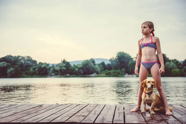 Lille Pige Hendes Hund Stående Dock Ved Floden - Stock-foto