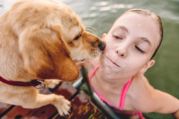 Fetița Care Iese Din Apă Timp Câinele Își Linge Fața — Fotografie, imagine de stoc