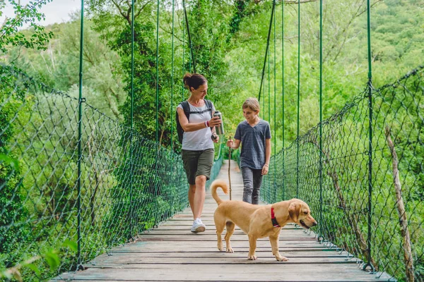 Moeder en dochter wandelen — Stockfoto