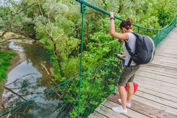 Moeder en dochter op houten brug — Stockfoto