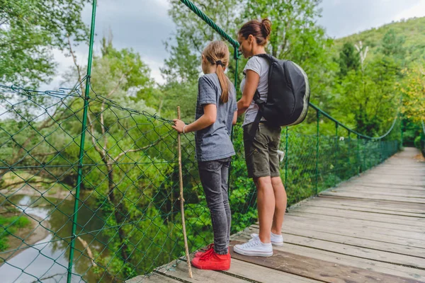 Madre e hija en puente de madera — Foto de Stock