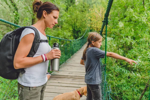 Madre e hija en puente de madera —  Fotos de Stock