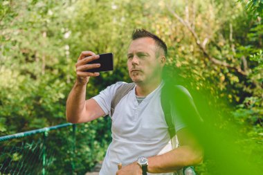 uzun yürüyüşe çıkan kimse alarak fotoğraf