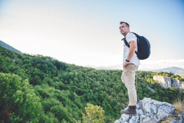 Dağın tepesinde duran uzun yürüyüşe çıkan kimse