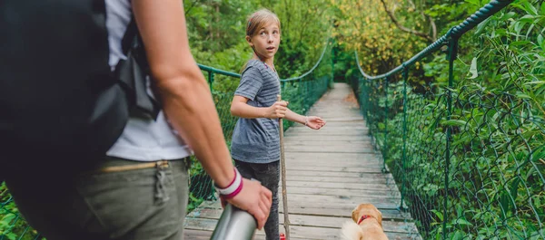 Madre e hija caminando por el puente —  Fotos de Stock