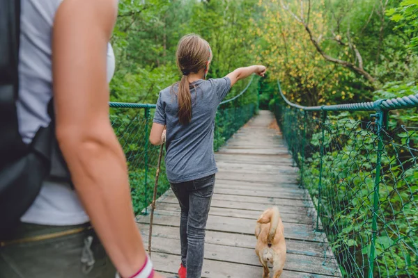 Mutter und Tochter laufen über Brücke — Stockfoto