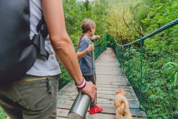 Mutter und Tochter laufen über Brücke — Stockfoto