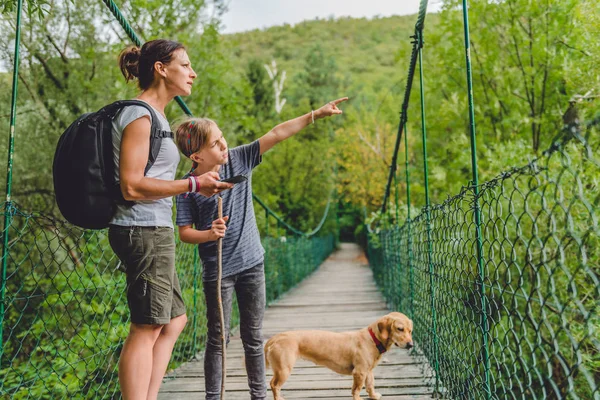 Madre e hija en puente de madera —  Fotos de Stock