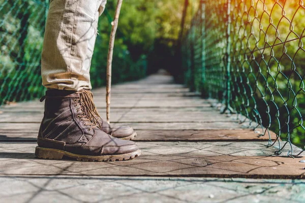 Туристичні черевики на дерев'яному мосту — стокове фото