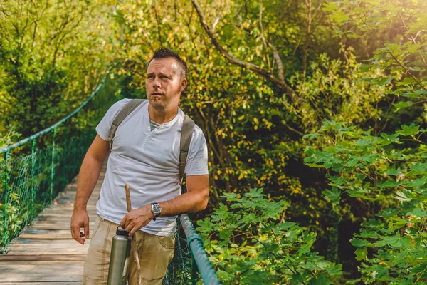 Turista na dřevěný most — Stock fotografie