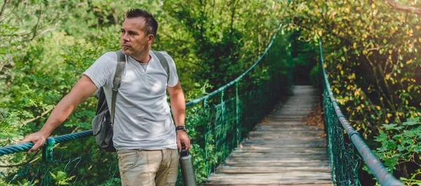 Randonneur reposant sur un pont en bois — Photo