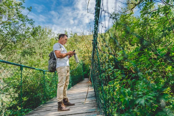 Caminante usando el teléfono inteligente para navegar — Foto de Stock