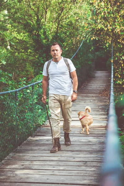 Caminante con perro amarillo pequeño — Foto de Stock
