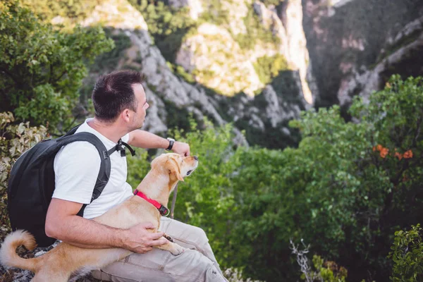 นักปีนเขาและสุนัขสีเหลืองตัวเล็ก — ภาพถ่ายสต็อก