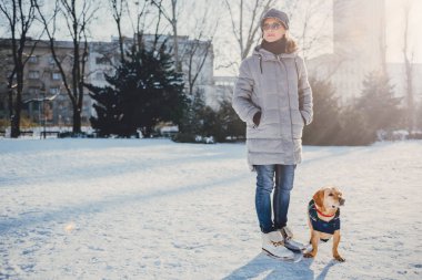 Kadın ve köpek açık