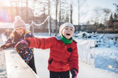 iki kız parkta eğleniyor