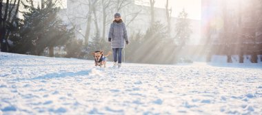 Kadın köpekle oynuyor.