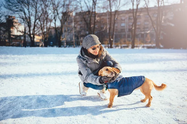 Nő petting kutya — Stock Fotó