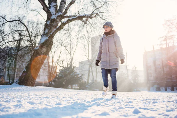 Woman walking outdoor — Stock Photo, Image