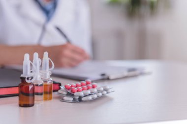 Tıbbi malzeme ve doktor 
