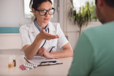 Doktor hastaya raporu açıklayan