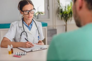 Doktor reçete yazıyor. 