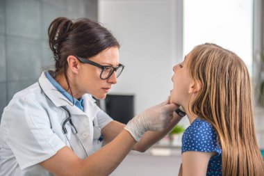 Doktor kontrol kız boğaz