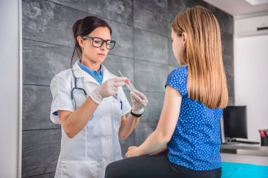 Pamuklu çubuk kullanarak kadın çocuk doktoru