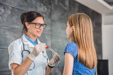 Pamuklu çubuk kullanarak kadın çocuk doktoru