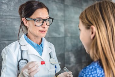 Pamuklu çubuk kullanarak kadın çocuk doktoru