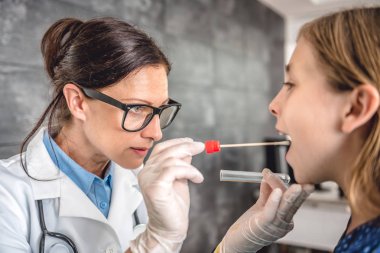 Pamuklu çubuk kullanarak kadın çocuk doktoru