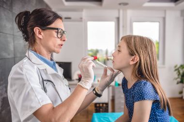 Pamuklu çubuk kullanarak kadın çocuk doktoru
