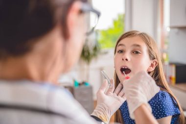Pamuklu çubuk kullanarak kadın çocuk doktoru